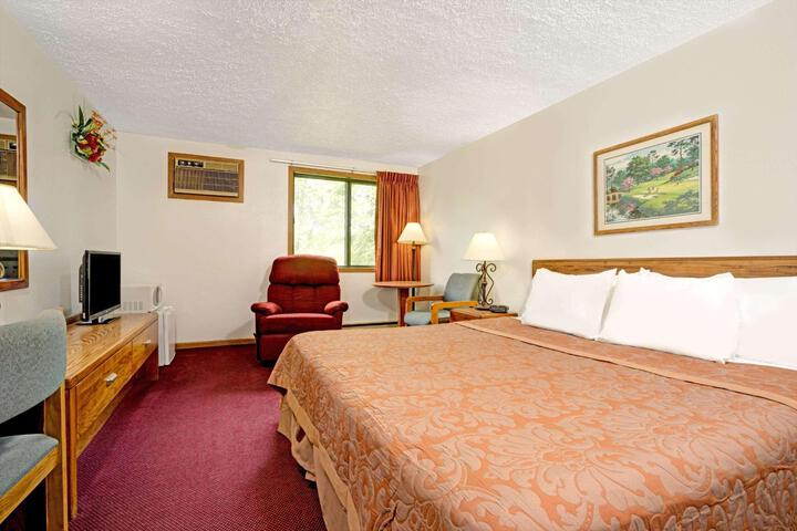 1 King Bed (7 of 8)