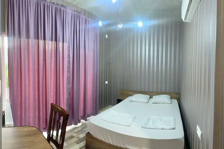 Room 9 of 28