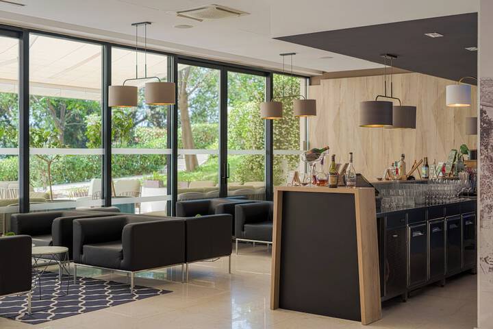 Entrance & Lobby