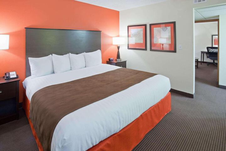 1 King Bed (4 of 12)