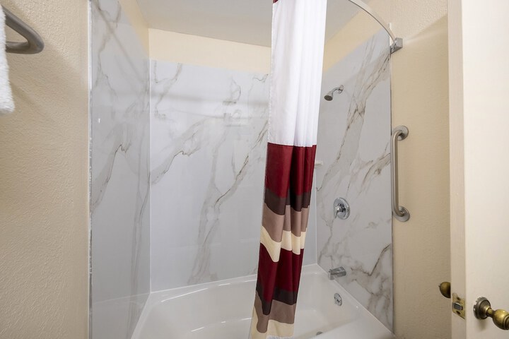 Deluxe 2 Queen Beds (4 of 8)