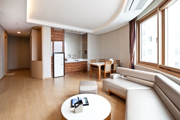 Room 6 of 101