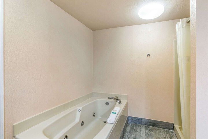 1 King Bed (12 of 13)