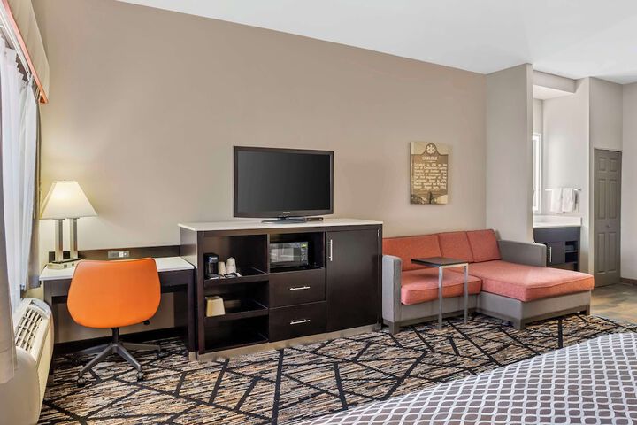 1 King Bed Work Desk Sofa Microwave and Refrigerator WiFi Full Breakfast (1 of 11)