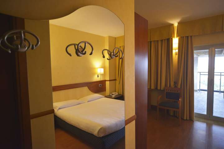 Room 12 of 80