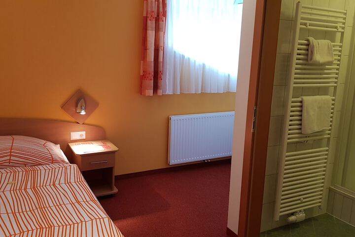 Room 4 of 34