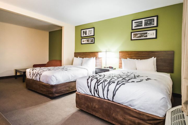 1 Queen Bed (7 of 21)
