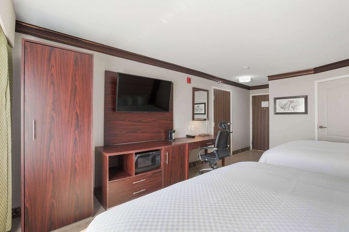 2 Queen Beds (3 of 25)