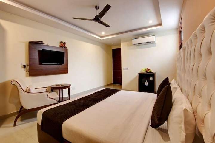 Room 6 of 11