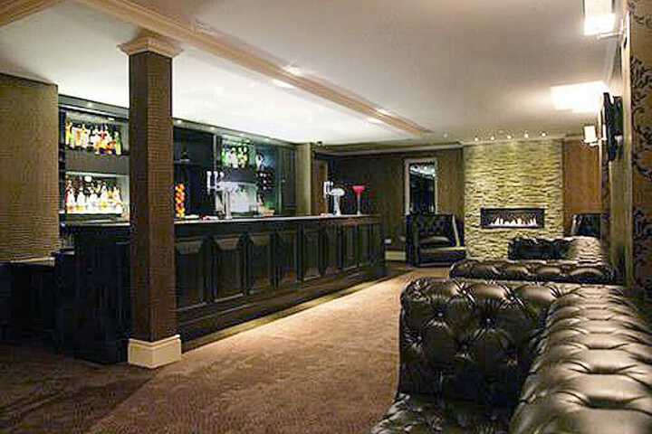 Lounge 33 of 44