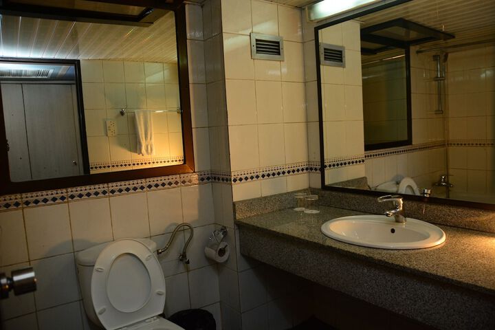 Room 8 of 48