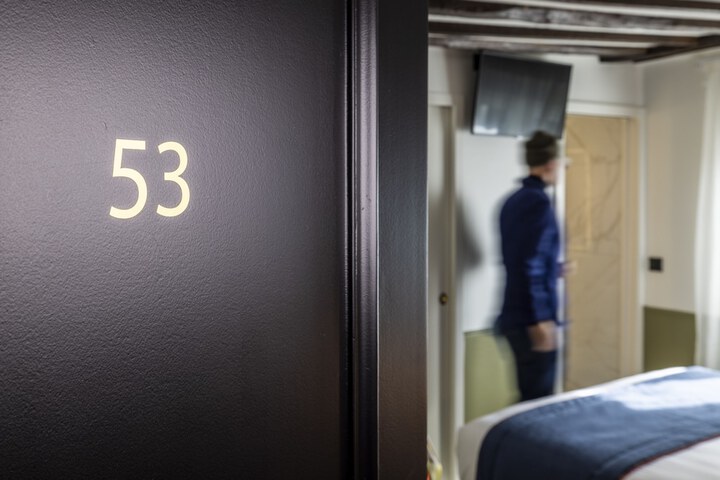 Room 15 of 129