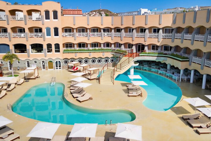 Hotel with Pool