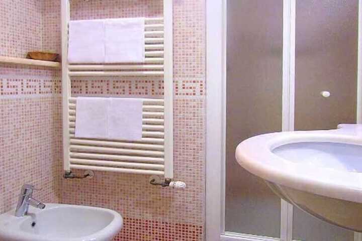 Room 6 of 12