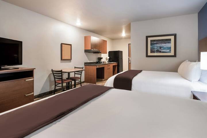 1 Queen Bed Mobile Accessible Hearing Impaired Roll in Shower (13 of 24)