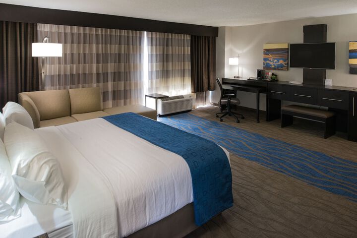 1 Queen Bed Suite Accessible (2 of 6)