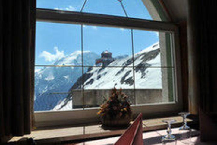Dining 12 of 13