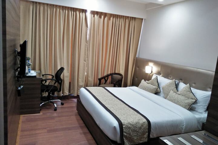 Room 8 of 12