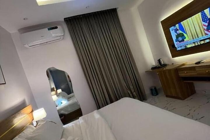 Room 2 of 31