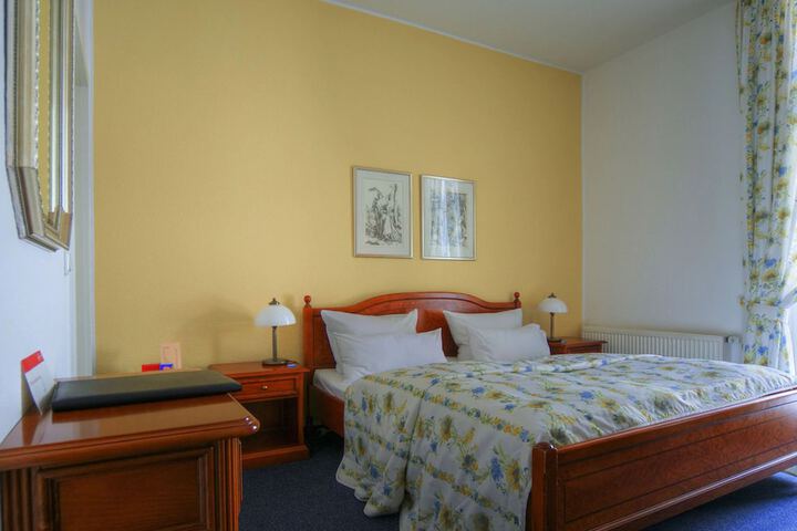 Room 16 of 33