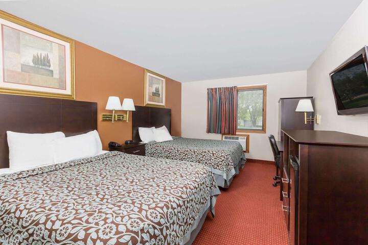 1 Queen Bed (11 of 17)