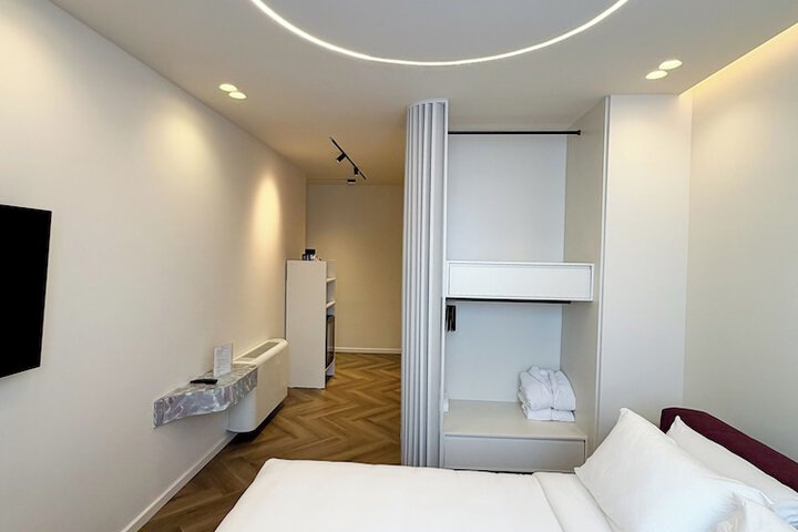 Room 34 of 104