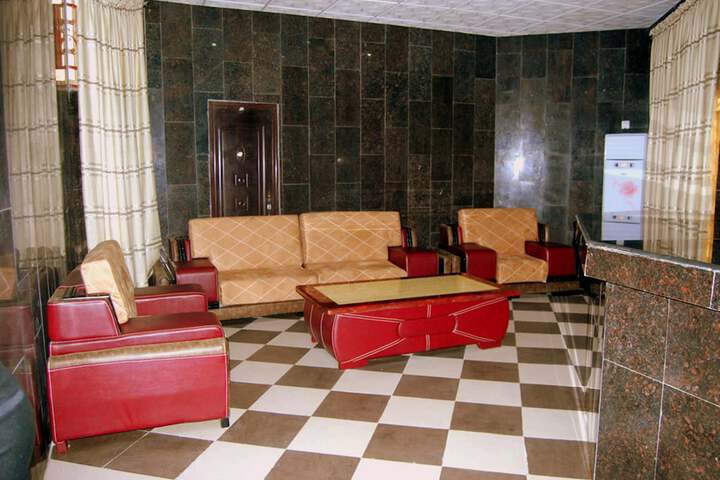 Lounge 27 of 29