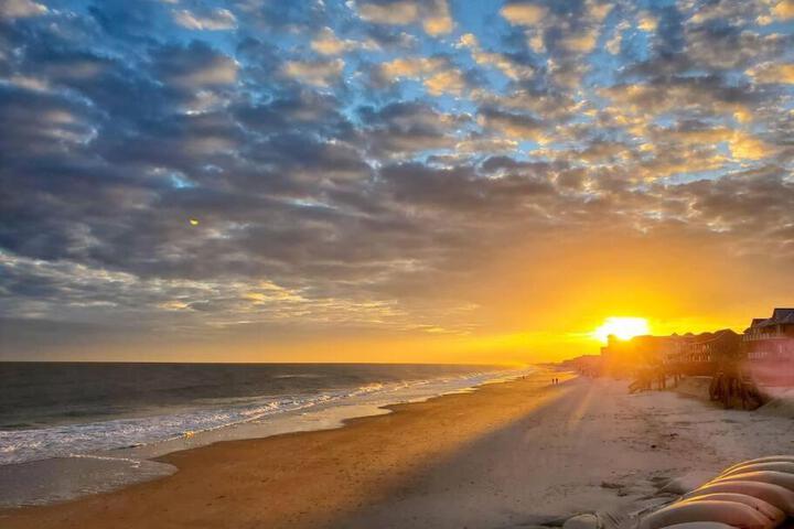 Sand & Sea: Beach Views For Miles!