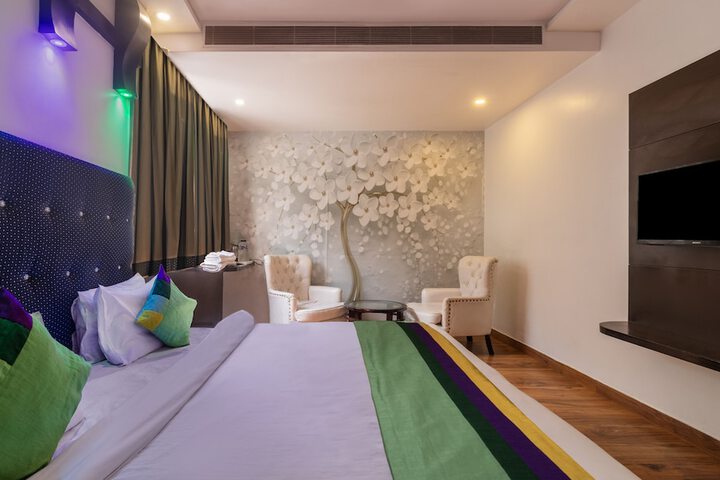 Room 11 of 30