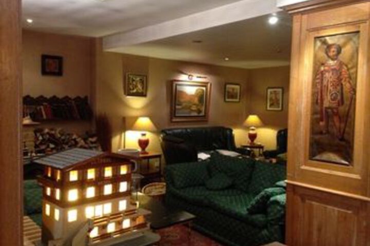 Lounge 85 of 197