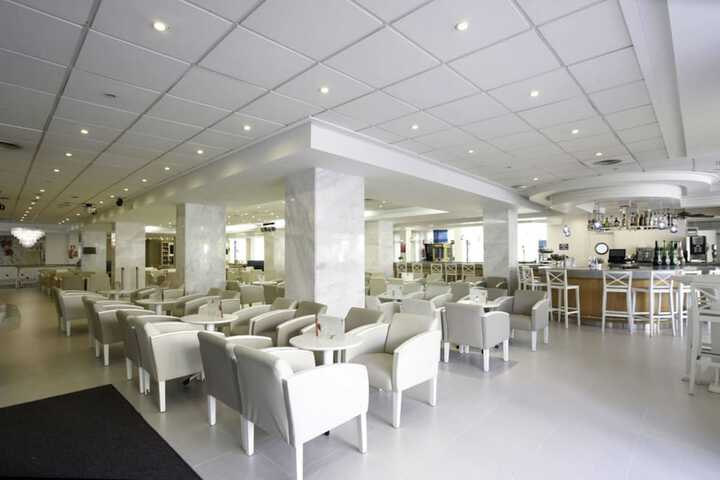 Lounge 54 of 74
