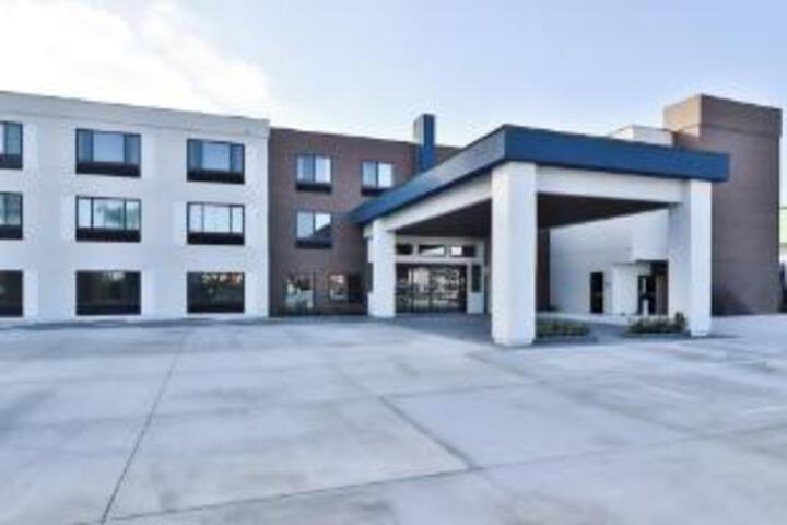 Exterior of Hampton Inn