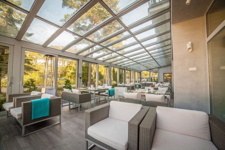 Lobby lounge