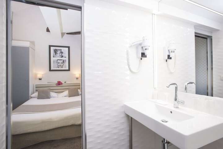 Room 9 of 32