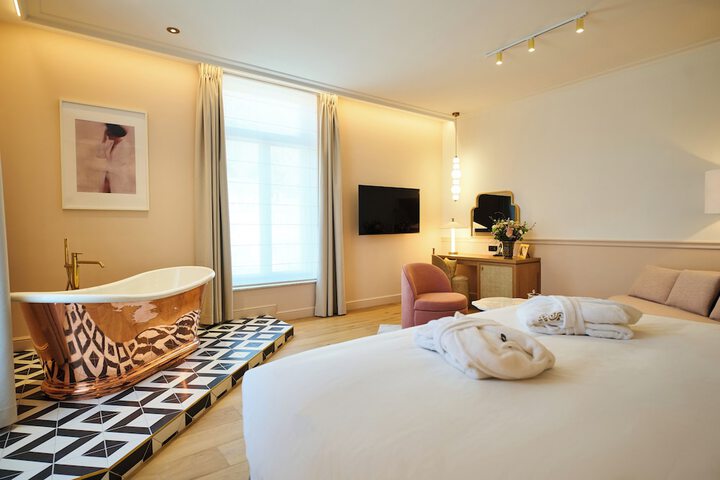 Room 27 of 62
