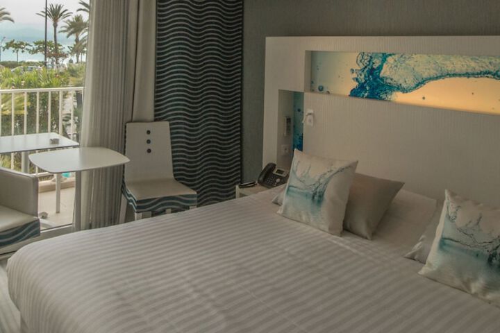 Room 4 of 33