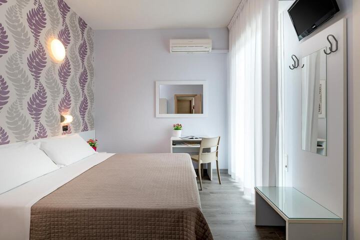 Room 12 of 48