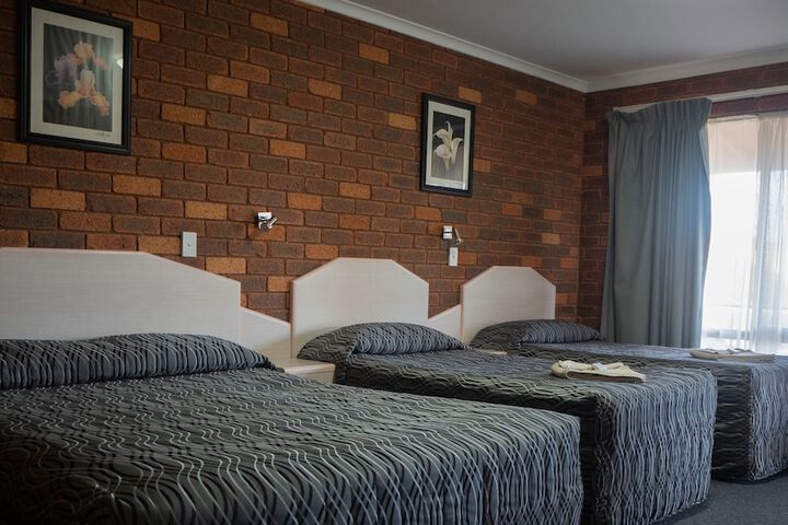 Room 4 of 33