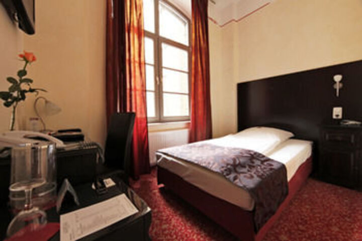 Room 21 of 38