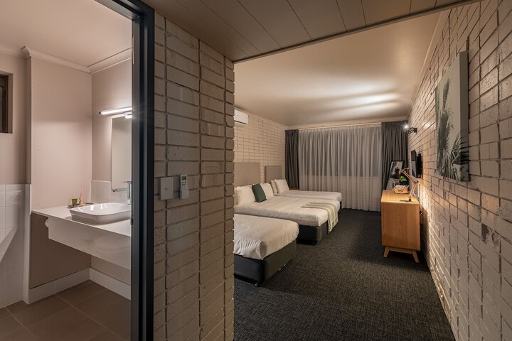 Room 4 of 16
