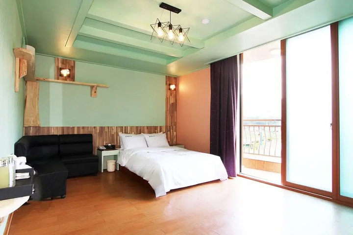 Room 5 of 18