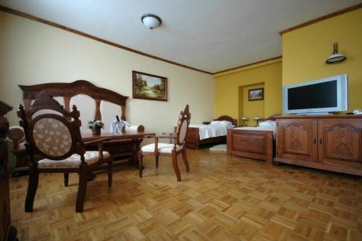 Room 4 of 17