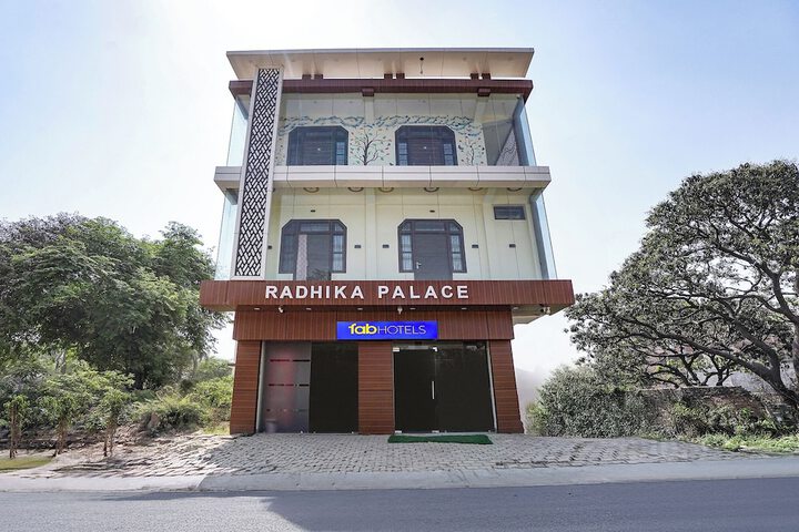 Fabhotel Radhika Palace