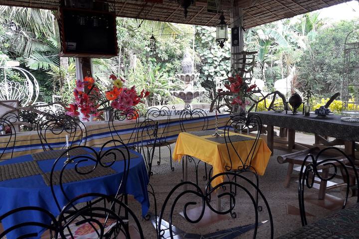 Dining 32 of 64