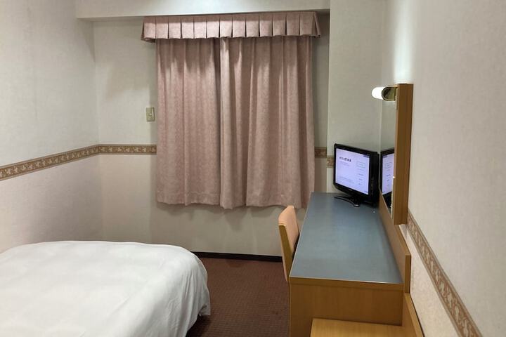 Room 3 of 6