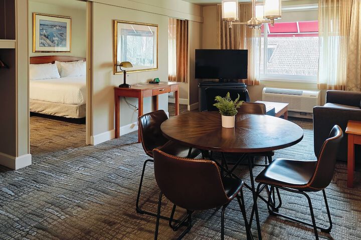 Room 9 of 18