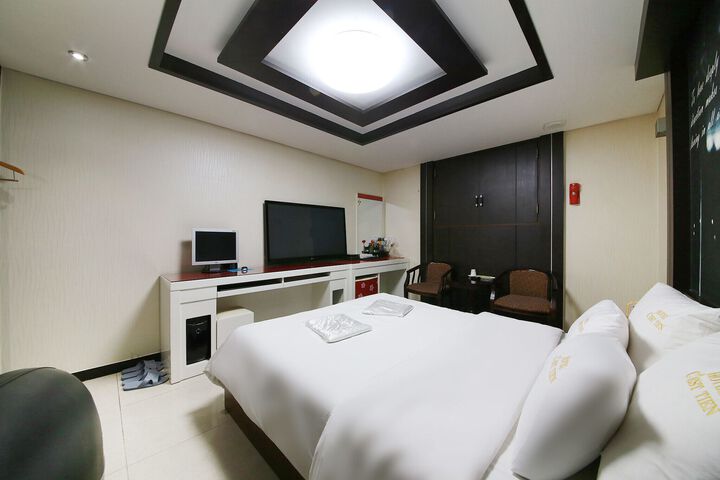 Room 3 of 10