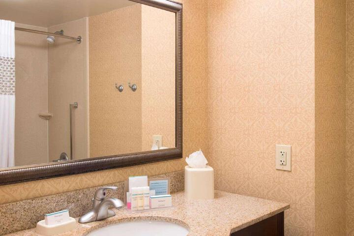 2 Queen Beds Mobility Hearing Accessible Tub (6 of 8)