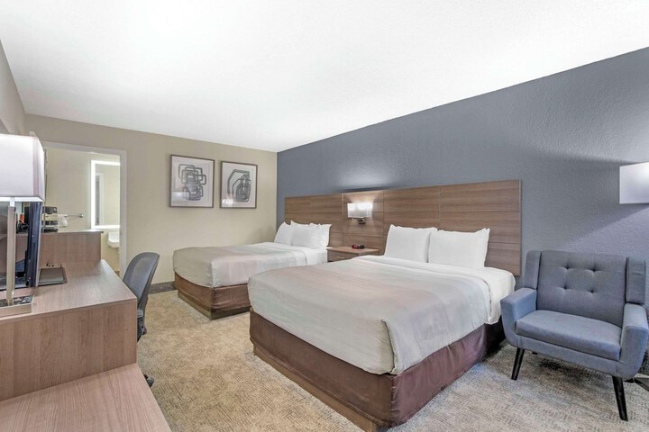 2 Queen Beds (8 of 12)