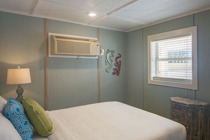 Room 3 of 77